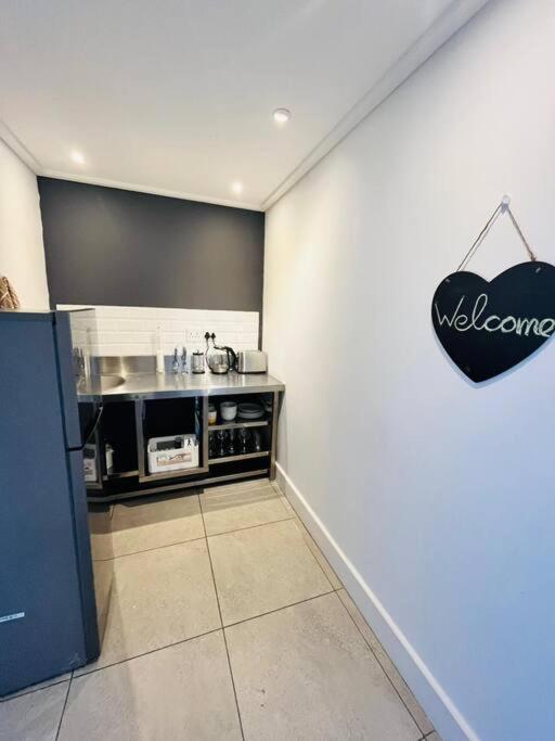 Central Modern Studio Apartment, Hermanus Waterfront Exterior photo