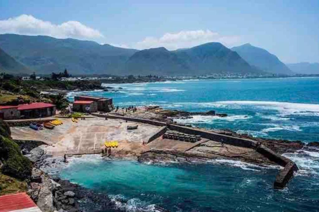Central Modern Studio Apartment, Hermanus Waterfront Exterior photo